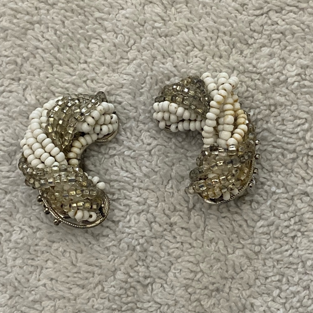 Robért seed bead clip on earrings Vintage